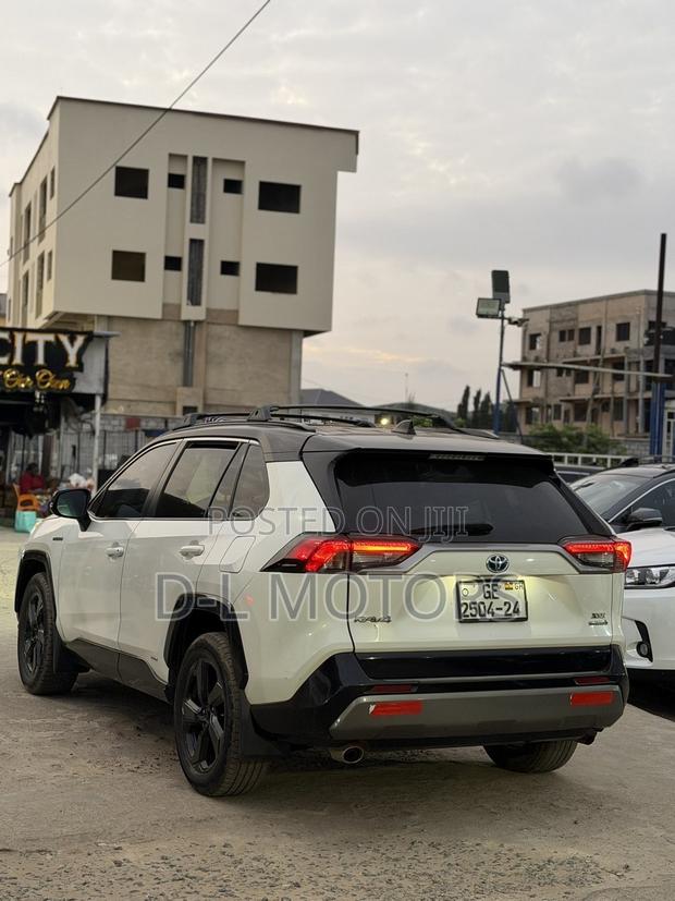 Toyota RAV4 XSE 2019 White