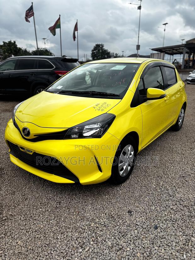 Toyota Vitz 2015 Yellow