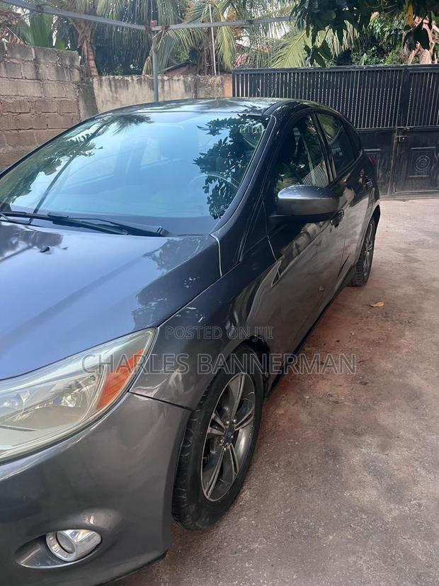 Ford Focus SE Hatchback FWD (2.0L 4cyl 5M) 2012 Gray