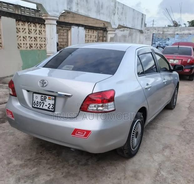 Toyota Vitz 2010 Silver