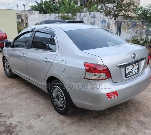 Toyota Vitz 2010 Silver