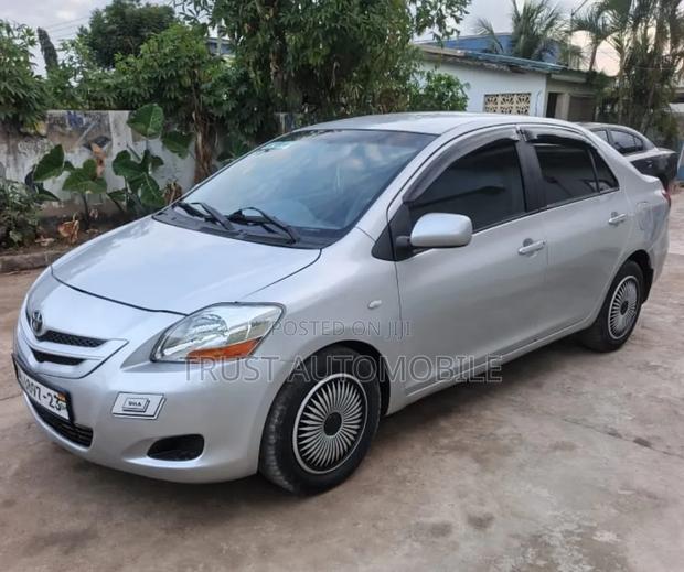 Toyota Vitz 2010 Silver