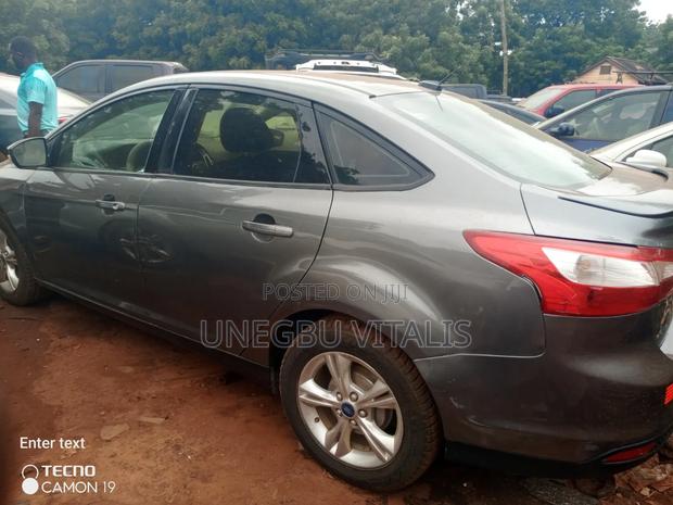 Ford Focus SE 4dr Hatchback (2.0L 4cyl 5M) 2014 Gray