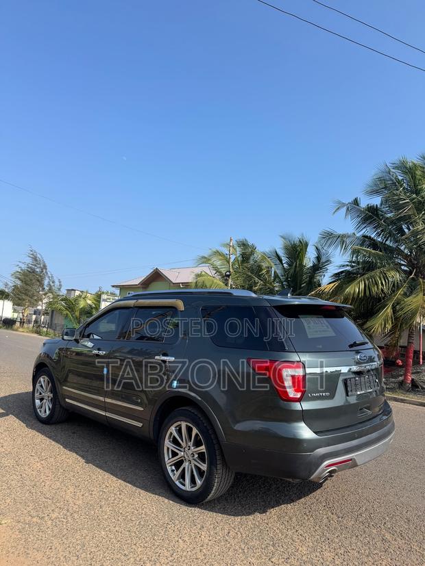 Ford Explorer Limited 4dr SUV AWD (3.5L 6cyl 6A) 2016 Gray