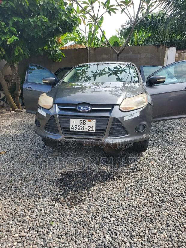 Ford Focus SE Sedan FWD (2.0L 4cyl 5M) 2012 Gray