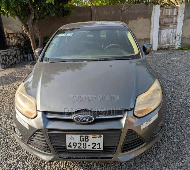 Ford Focus SE Sedan FWD (2.0L 4cyl 5M) 2012 Gray