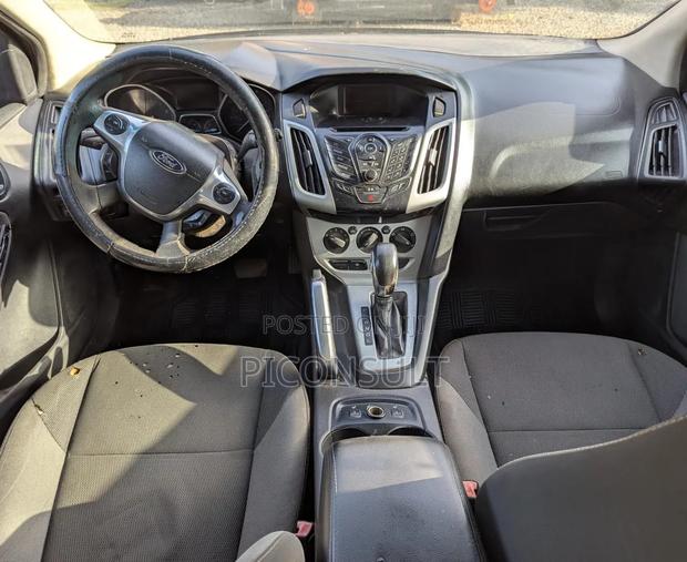 Ford Focus SE Sedan FWD (2.0L 4cyl 5M) 2012 Gray