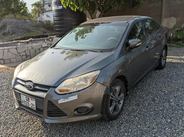Ford Focus SE Sedan FWD (2.0L 4cyl 5M) 2012 Gray