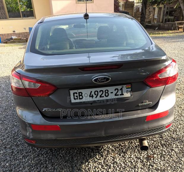 Ford Focus SE Sedan FWD (2.0L 4cyl 5M) 2012 Gray