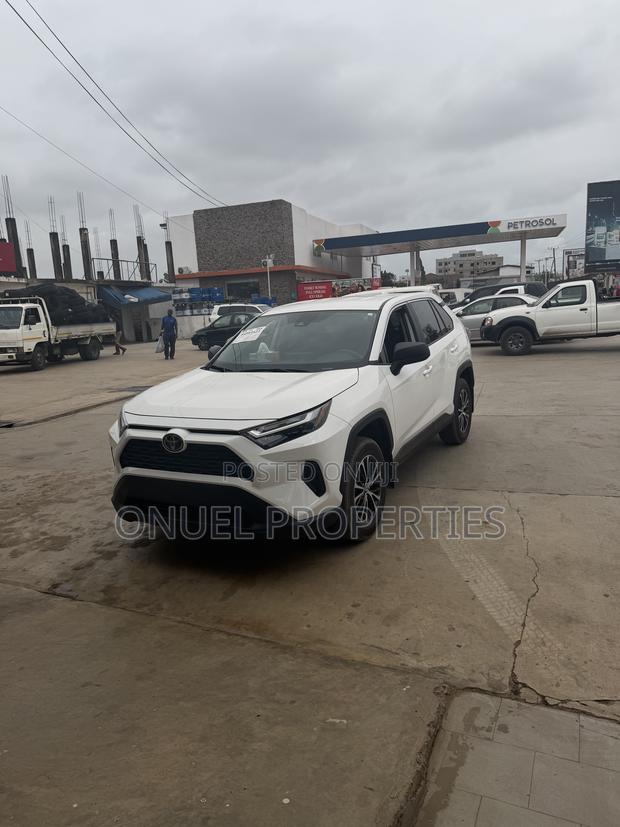 Toyota RAV4 LE 2025 White