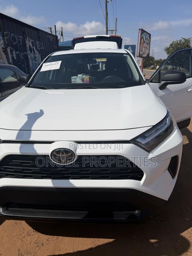 Toyota RAV4 LE 2025 White
