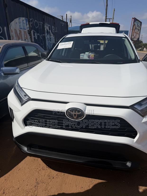 Toyota RAV4 LE 2025 White