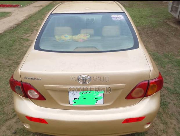 Toyota Corolla Base 4dr Sedan (1.8L 4cyl 5M) 2010 Gold