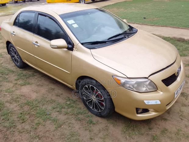 Toyota Corolla Base 4dr Sedan (1.8L 4cyl 5M) 2010 Gold