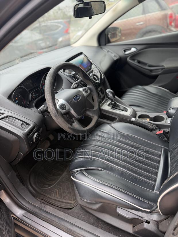Ford Focus SE 4dr Sedan (2.0L 4cyl 5M) 2015 Gray