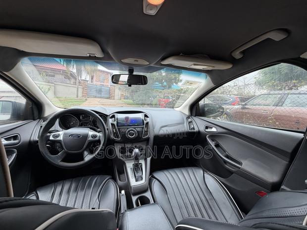 Ford Focus SE 4dr Sedan (2.0L 4cyl 5M) 2015 Gray