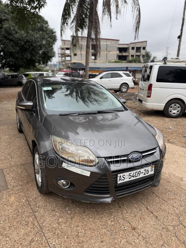Ford Focus SE 4dr Sedan (2.0L 4cyl 5M) 2015 Gray