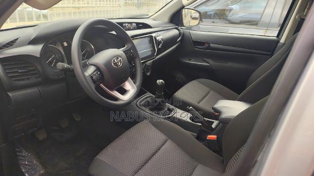 Toyota Hilux SR5+ 2026 Silver