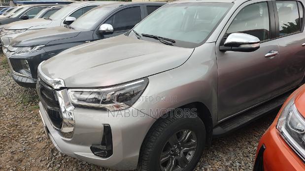Toyota Hilux SR5+ 2026 Silver