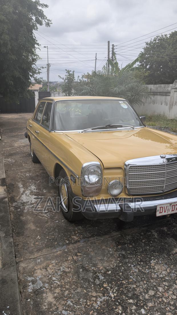 Mercedes-Benz 300D 1976 Yellow
