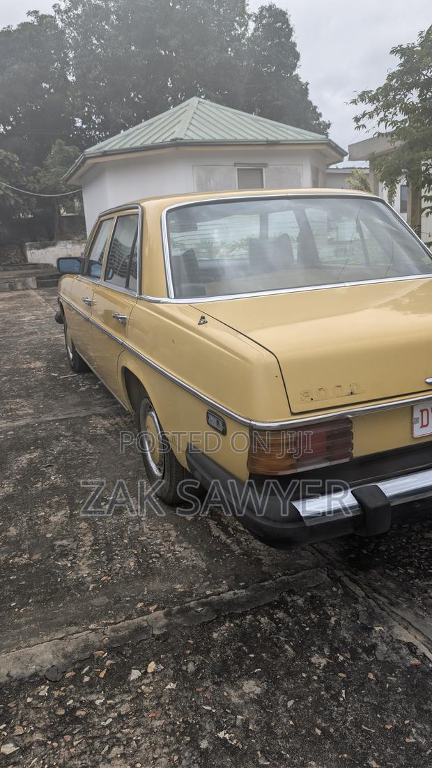 Mercedes-Benz 300D 1976 Yellow