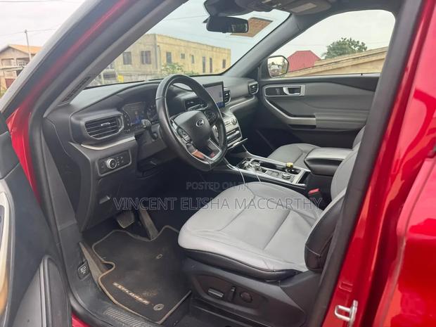 Ford Explorer 2022 Red
