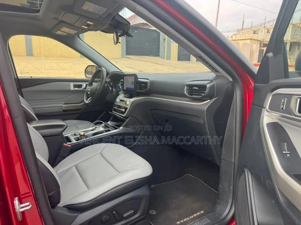 Ford Explorer 2022 Red