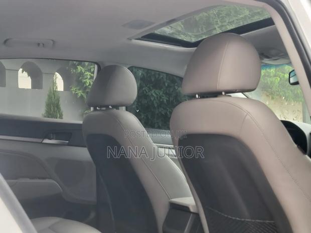 Hyundai Elantra Limited Sedan FWD (2.0L 4cyl 6A) 2017 White