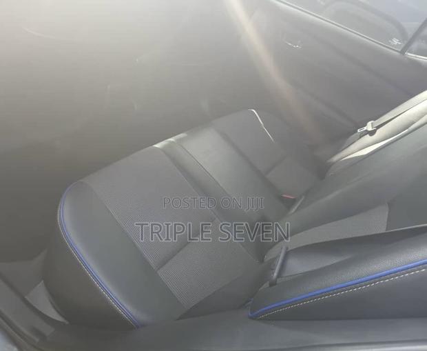 Toyota Corolla SE (1.8L 4cyl 6M) 2018 Gray