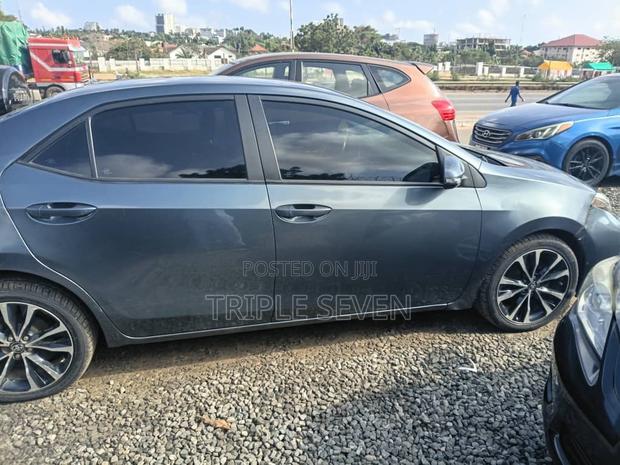 Toyota Corolla SE (1.8L 4cyl 6M) 2018 Gray