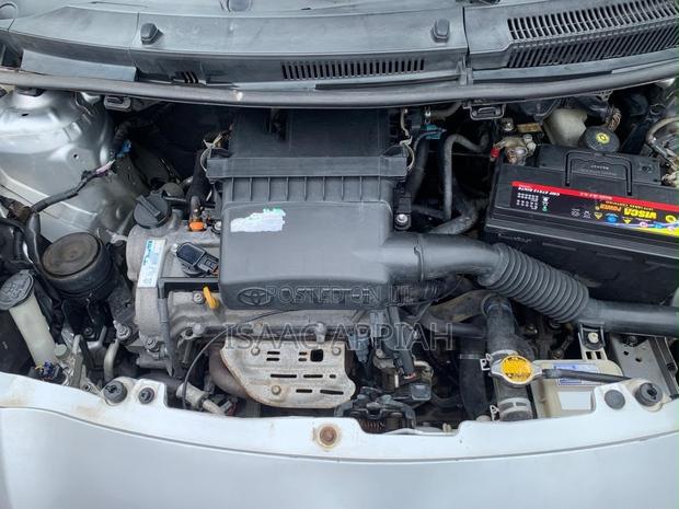 Toyota Vitz 1.3 FWD 3dr 2010 Silver