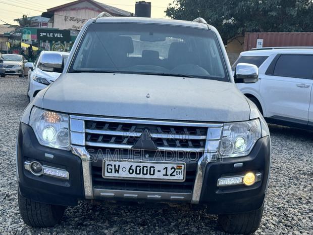 Mitsubishi Pajero 2012 Gray