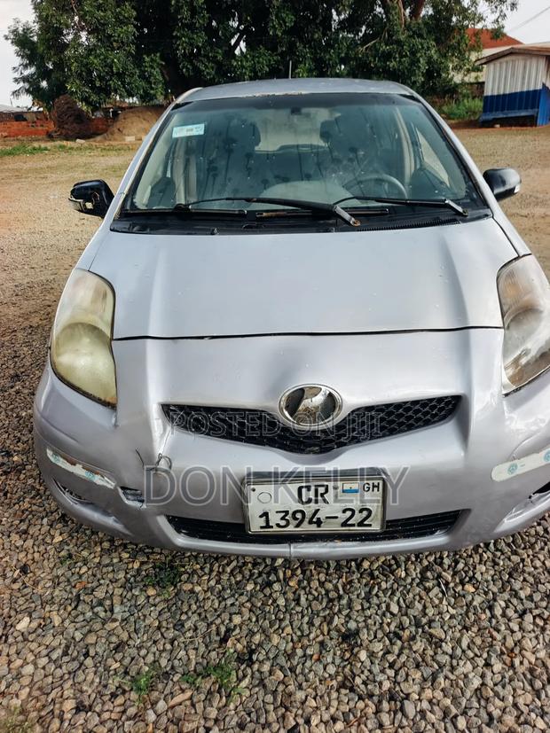 Toyota Vitz 2010 Silver