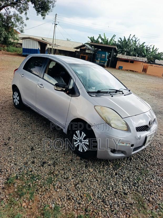 Toyota Vitz 2010 Silver