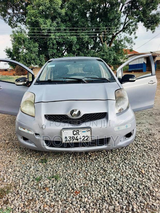 Toyota Vitz 2010 Silver