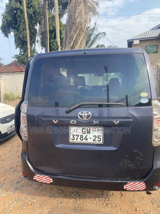 Toyota Voxy V 2WD 8-Seater 2014 Gray