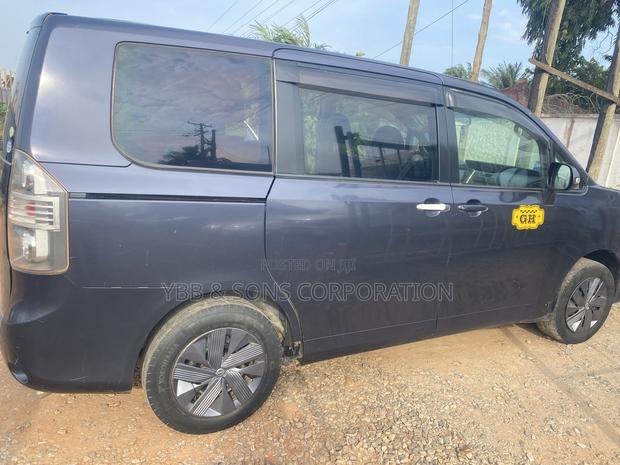 Toyota Voxy V 2WD 8-Seater 2014 Gray
