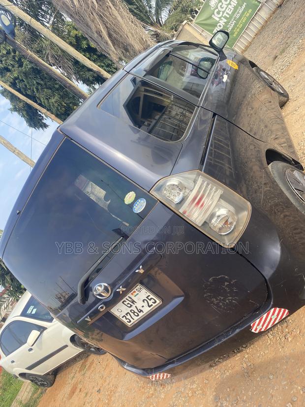 Toyota Voxy V 2WD 8-Seater 2014 Gray
