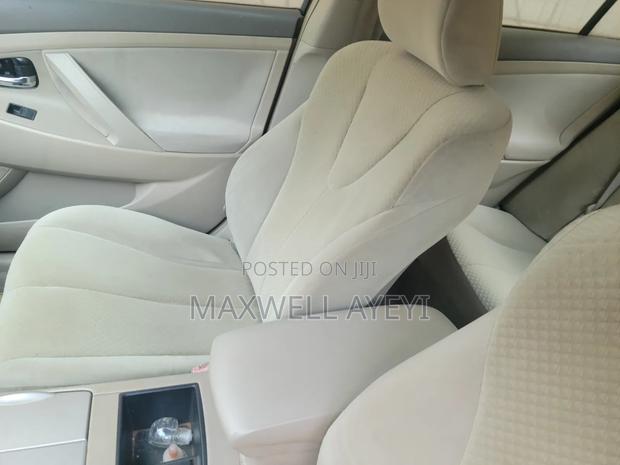 Toyota Camry Base 4dr Sedan (2.5L 4cyl 6M) 2010 Beige