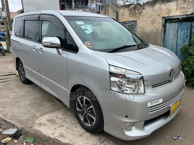 Toyota Voxy X L Edition 2WD 8-Seater 2013 Silver