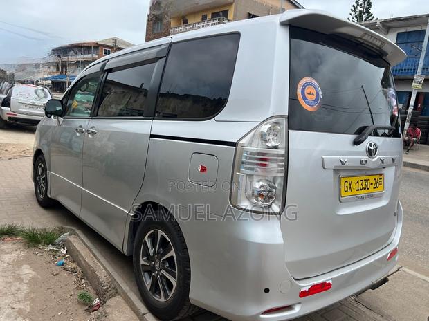 Toyota Voxy X L Edition 2WD 8-Seater 2013 Silver