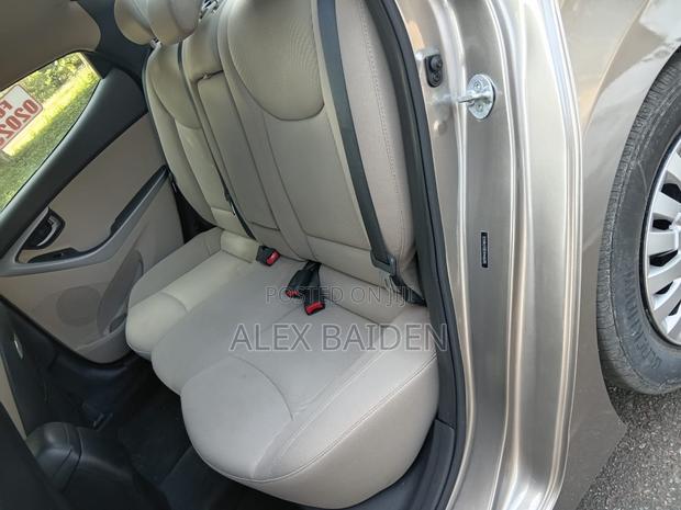 Hyundai Elantra SE Sedan FWD (1.8L 4cyl 6A) 2016 Brown