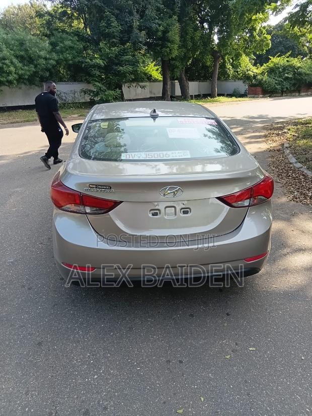 Hyundai Elantra SE Sedan FWD (1.8L 4cyl 6A) 2016 Brown