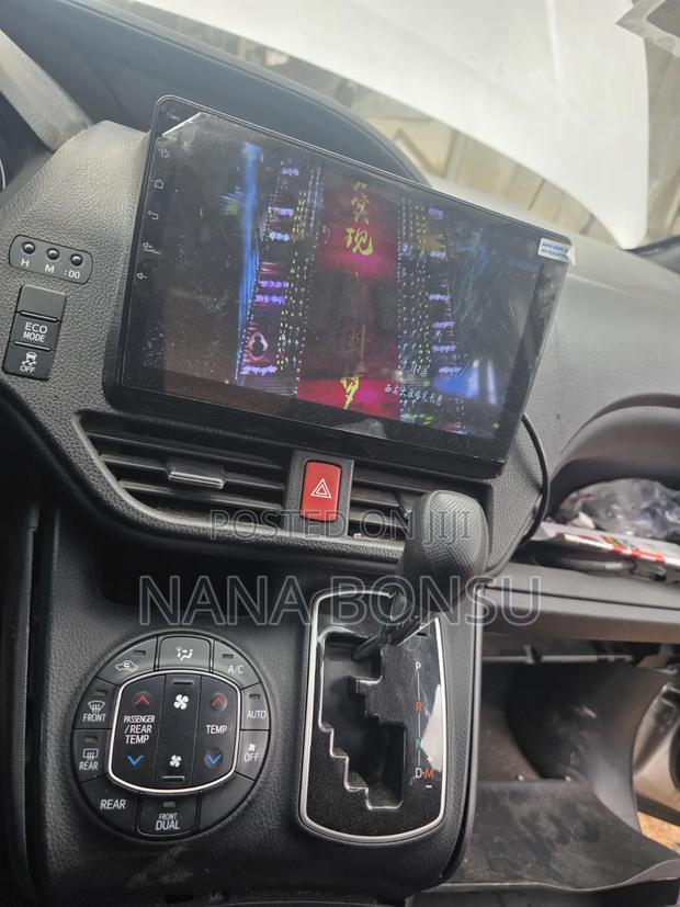 Toyota Voxy 2018 Silver