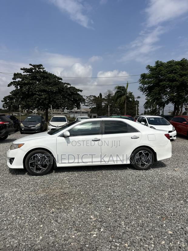 Toyota Camry SE 4dr Sedan (2.5L 4cyl 6A) 2014 White