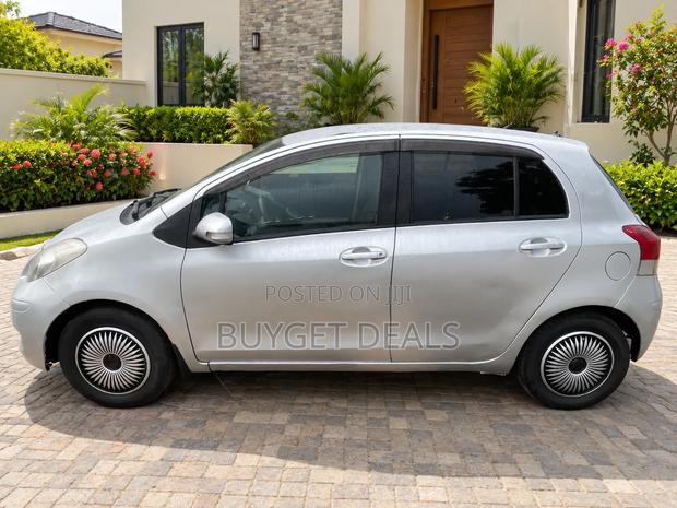 Toyota Vitz 1.5 FWD 5dr 2010 Silver