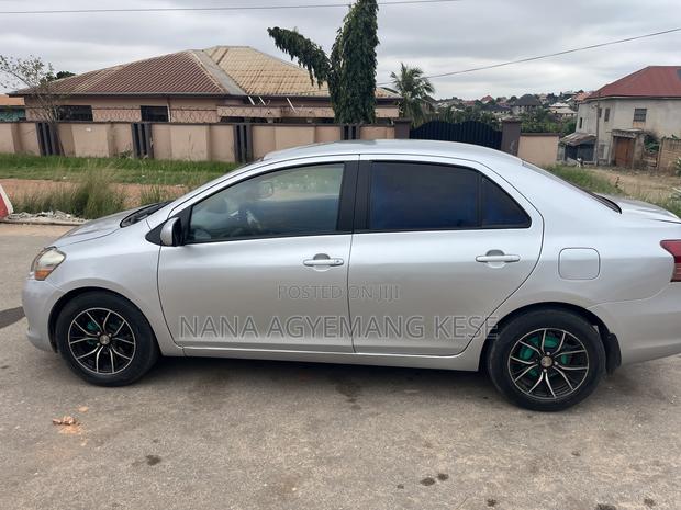 Toyota Yaris Base Sedan 4dr 2010 Silver