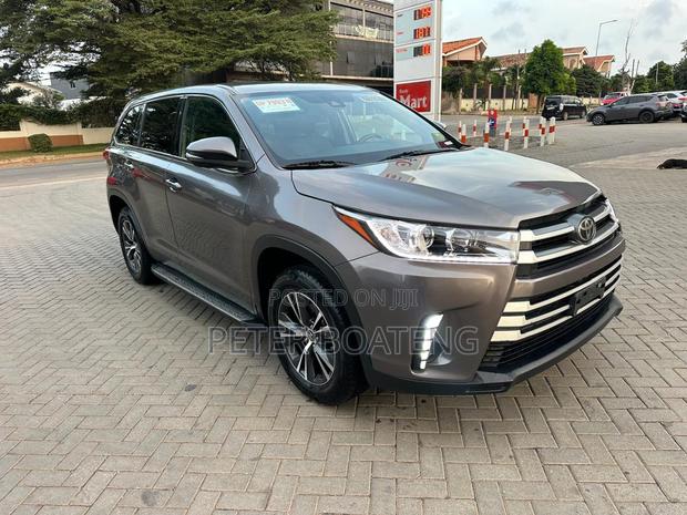 Toyota Highlander LE Plus 2019 Gray