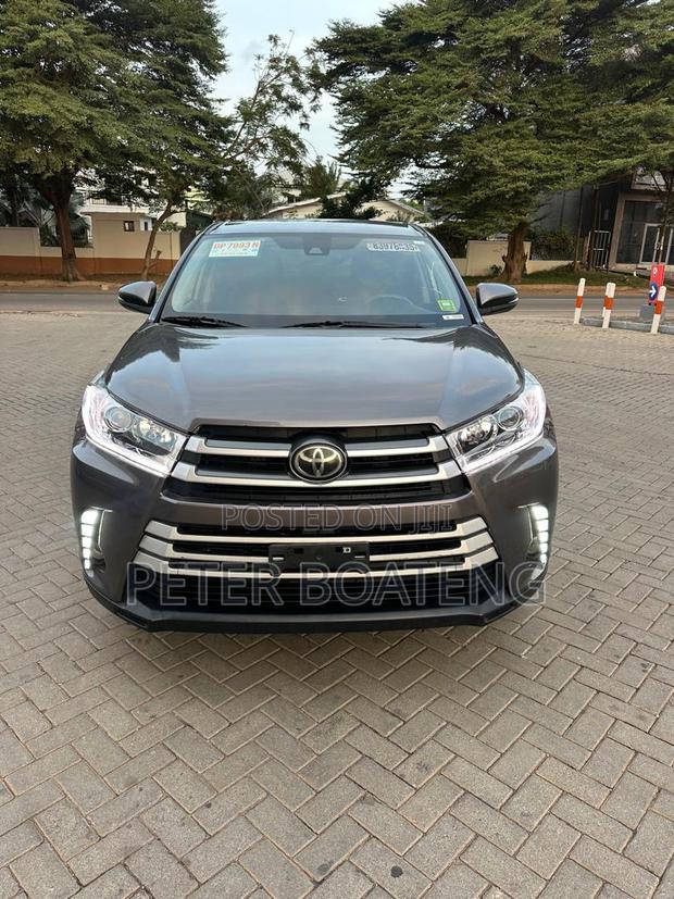 Toyota Highlander LE Plus 2019 Gray