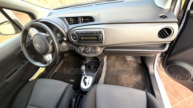 Toyota Vitz 1.0 FWD 5dr 2013 Gray